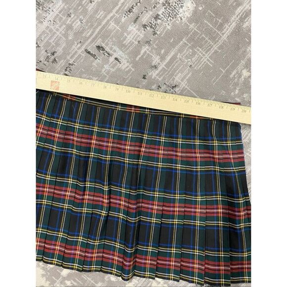 Size 16/18 tartan kilt. Adjustable leather hardware from 19 1/2-20 1/2 inches. - Picture 7 of 10